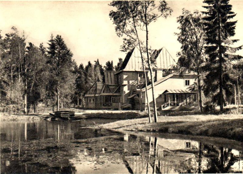 1. Восстановленный дом И.Е. Репина в "Пенатах" 1960 год. - 1. Восстановленный дом И.Е. Репина в "Пенатах" 1960 год.
(с) Из коллекции kotjar Penaty_1962-01.jpg
