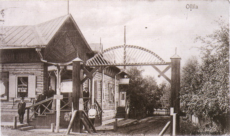 Оллила. Покупатели ждут открытия аптеки. 1905 г. (2) - Оллила. Покупатели ждут открытия аптеки. 1905 г.
(c) Из фотоальбома "На поезде от Санкт-Петербурга до Кивенаппа". ollila_jpk-08.jpg