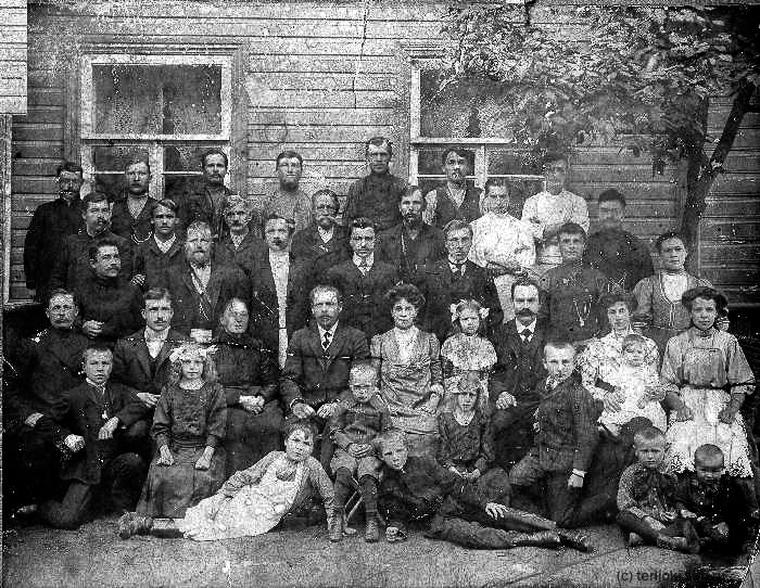 Семья Даниэля Гинцеля и его служащие возле дома К.Гинцеля, 1910-е гг. - Семья Даниэля Гинцеля и его служащие возле дома К.Гинцеля на участке №162 (по карте 1902 г.), 1910-е гг.
Возле дома торговой фирмы Карла Гинцеля его сын (внук Готтхильфа), купец Даниэль-Фридрих Гинцель (1876-1930-е) и его жена Катарина (урожденная Требс) - владельцы магазина и пекарни в Кякёсенпяя в начале прошлого века. На фото - купеческая семья вместе с персоналом пекарни и магазина и их семьями.
Торговый дом сгорел в 1920-х годах, но фундамент, а позже полянка еще оставались. Hintzell_191x.jpg