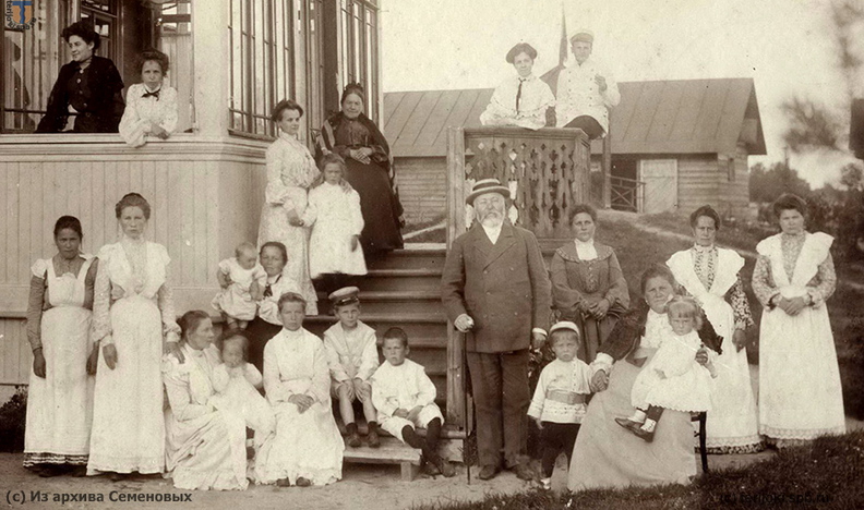 Фрагмент фотографии, до 1909 г. В центре с тросточкой - купец 2-й гильдии потомственный почетный гражданин С. Т. Семенов. На стуле сидит Ольга Алексеевна Семенова, жена купца. На перилах, на верху сидит старший сын купца Михаил Сергеевич Семенов 1864 г.р. - Фрагмент фотографии, до 1909 г. В центре с тросточкой - купец 2-й гильдии потомственный почетный гражданин С. Т. Семенов. На стуле сидит Ольга Алексеевна Семенова, жена купца. На перилах, на верху сидит старший сын купца Михаил Сергеевич Семенов 1864 г.р., рядом его жена Мария Григорьевна 1876 г.р.
Фото любезно предоставлено правнуком потомственного почетного гражданина купца 2-й гильдии Сергея Терентьевича Семенова, Михаилом Леонидовичем Семеновым, из семейного архива. mls_Semenov-02c.jpg