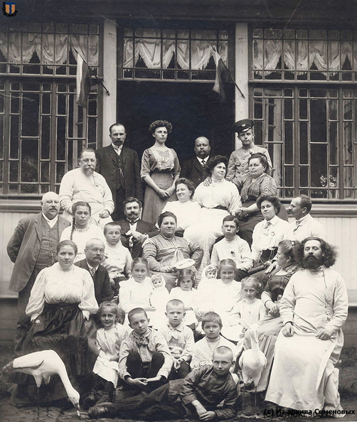 Семейная фотография на крыльце дачи, примерно 1910 г. Семья купца С. Т. Семенова с гостями и соседями. В центре жена купца Ольга Алексеевна, с детьми. - Семейная фотография на крыльце дачи, примерно 1910 г. Семья купца С. Т. Семенова с гостями и соседями. В центре жена купца Ольга Алексеевна, с детьми.
Фото любезно предоставлено правнуком потомственного почетного гражданина купца 2-й гильдии Сергея Терентьевича Семенова, Михаилом Леонидовичем Семеновым, из семейного архива. mls_Semenov_1910-01.jpg