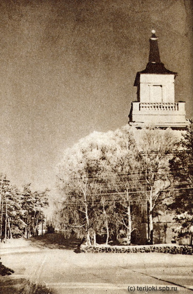 Саккиярви, церковь архитектора Карла Людвига Энгеля. Из фотоальбома "Rakas Entinen Karjala" (1947, из-во W.S.O.Y., Порво) - Саккиярви, церковь архитектора Карла Людвига Энгеля. Из фотоальбома Rakas Entinen Karjala (1947, из-во W.S.O.Y., Порво).
Скан предоставлен М. Браудзе Saakijaarven_kirkko.jpg