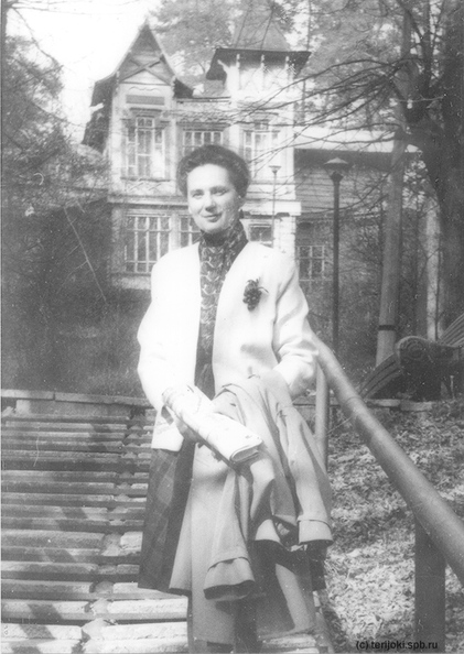 Зеленогорск, Верхняя Чародейка , 1990 г. Здание не сохранилось, подожгли в 1995 г.
(с) Фото из архива Н. С. Наумкиной V_Charodeika_1990.jpg