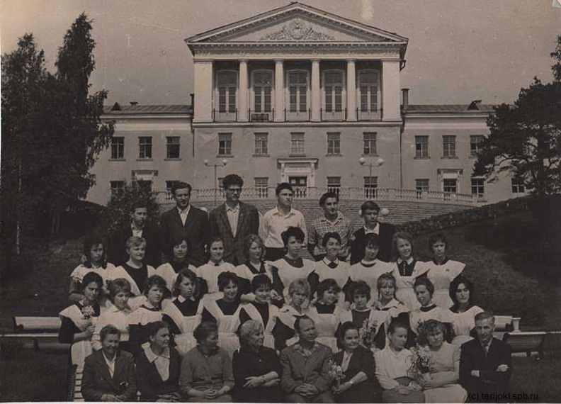 Школа 445. 1962 год. Учителя 1-й ряд слева направо: неизвестная; Дора Григорьевна - преподаватель географии; неизвестная; Котельникова Зоя Васильевна преподавала физику; директор школы Шпак; Анна Васильевна - английский язык; Анна Семёновна - учитель химии; Вера Андреевна - учитель математики; Михайлов Василий Игнатьевич - историк; крайний справа Степан Федотович Конюхов - преподаватель истории.
В дополнение к фотографии воспоминания Н.А.Долгановой: После того, как А.С. Шарков ушёл на заведование РОНО, пост директора школы занял Шпак. Он преподавал обществоведение и черчение. Был очень строгий, никогда не улыбался, и правила в школе установил жёсткие. Посередине школьного коридора провели черту, разметку, как на дорогах. В одну сторону шли по одной половине, возвращались по другой. Никто не смел пересекать сплошную, выходить на встречную полосу, превышать скорость движения, т.е. бегать. Всякое нарушение строго наказывалось .
Из архива Н.А.Долгановой dolganova_1962-21.jpg