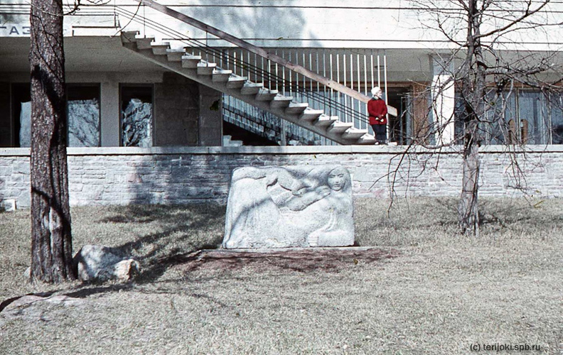 Скульптуры у рестрана Олень , 1968 г.
(с) Фото И. Житомирской irgi_1968-7.jpg