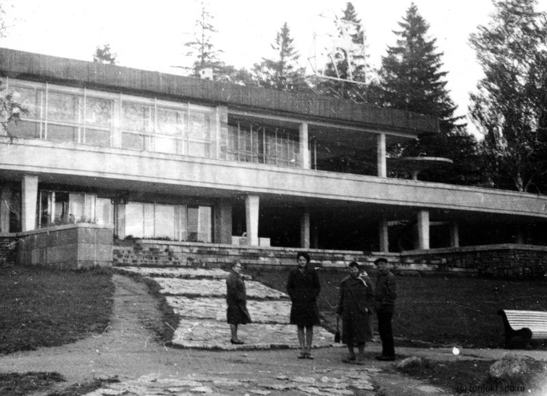 У ресторана Олень . 5 октября 1969 г.
(с) Из архива И. Житомирской irgi_1969-10-05_Olen-01.jpg