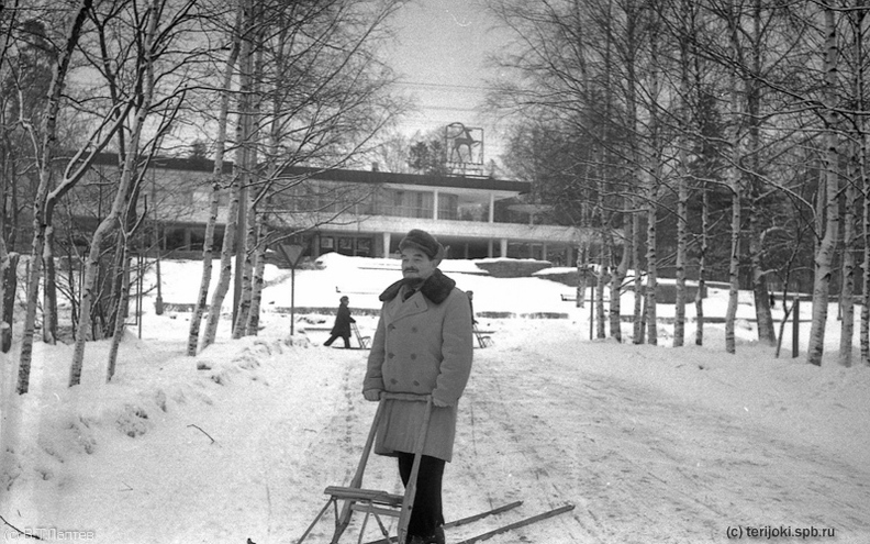 Зеленогорск. Начало Театральной улицы, на фоне ресторана Олень .
(с) Из архива Виктора Трофимовича Лаптева. Сканировал Л. Фельдман vtl_zel_Olen-01.jpg