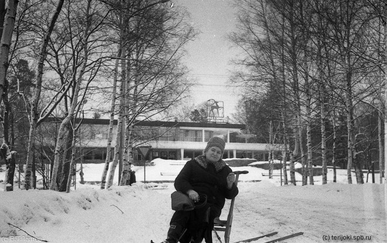 Зеленогорск. Начало Театральной улицы, на фоне ресторана Олень .
(с) Из архива Виктора Трофимовича Лаптева. Сканировал Л. Фельдман vtl_zel_Olen-04.jpg