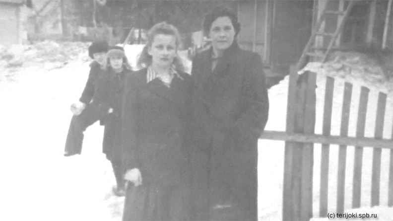 Комсомольская ул., д. 20. Справа мамы Славы, слева соседка Клава (та, что убила финна). На заднем плане сын Клавы Володя и будущий штангист Валера Наумов. 1956 г. - Комсомольская ул., д. 20. Справа мамы Славы, слева соседка Клава (та, что убила финна). На заднем плане сын Клавы Володя и будущий штангист Валера Наумов. 1956 г. vs_1955-2.jpg