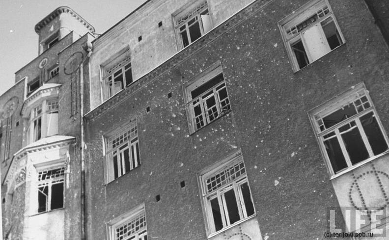 Ленинградский пр., д.9, арх. Шульман, "дом с птицами". Этот же дом хорошо видно справа на снимке с20. - Ленинградский пр., д.9, арх. Шульман, "дом с птицами". Этот же дом хорошо видно справа на снимке с20.
Buildings showing damage after Russian bombing raid.
Location: Viipuri, Finland
Date taken: 1940
Photographer: Carl Mydans
(c) Time Inc c83.jpg