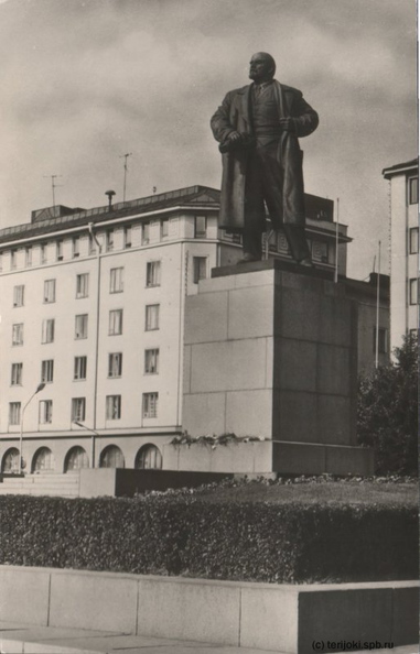 Скульптор Ш.В.Микотадзе, архитекторы Ю.Я.Дьяконов, А.И.Алымов.1957 г. - (c) Из коллекции М. Казарина mk5_vyborg_1983-11.jpg