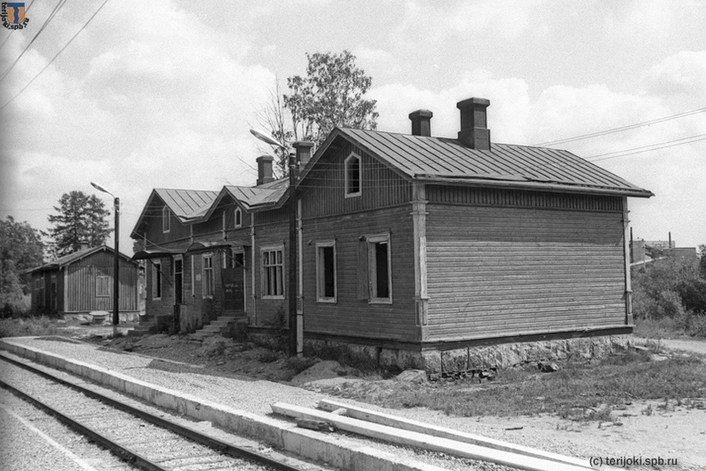 Здание старого вокзала в Боровинке, ок. 1990 г. - Здание старого вокзала в Боровинке.
Фото: А. Морозов, ок. 1990 г. am_Borovinka_1990-01.jpg