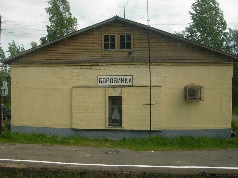 Здание дежурного по станции Боровинка. Июнь 2012 г. - Здание дежурного по станции Боровинка. Июнь 2012 г.
(с) Фото: Д. Веревкин, 10 июня 2012 г. dv_Borovinka_2012-01.jpg