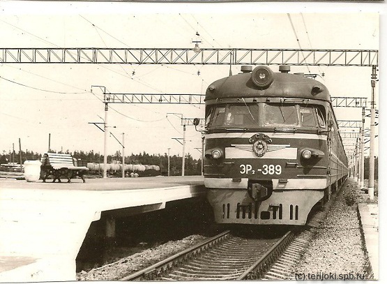 Электропоезд у платформы Громово, до 1987 г. - Электропоезд у платформы Громово, до 1987 г..
Фотография предоставлена Робертом Руотси Gromovo_do1987-2.jpg