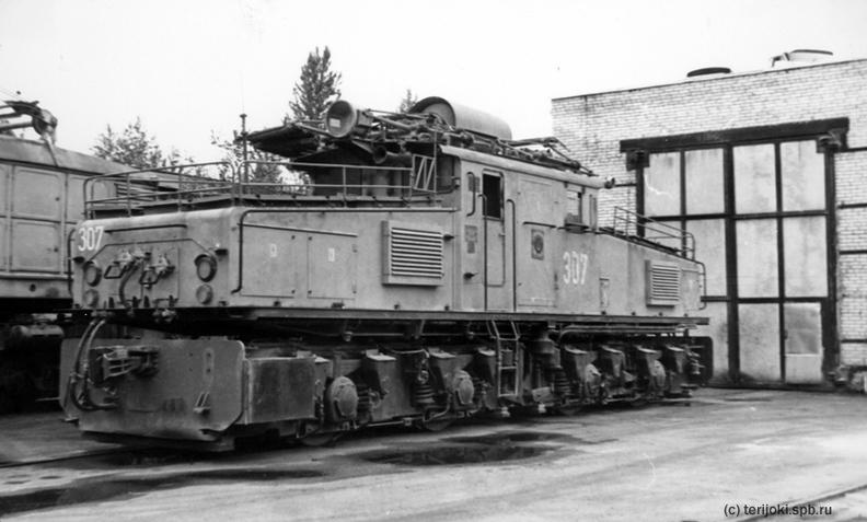 Маневровый электровоз EL2-307 у ворот депо желдорцеха карьера "Ровное". Июль 1990 г. - Маневровый электровоз EL2-307 у ворот депо желдорцеха карьера "Ровное". Июль 1990 г.
(с) Фото М. Нагибина Kuznechnoe_1990-10.jpg