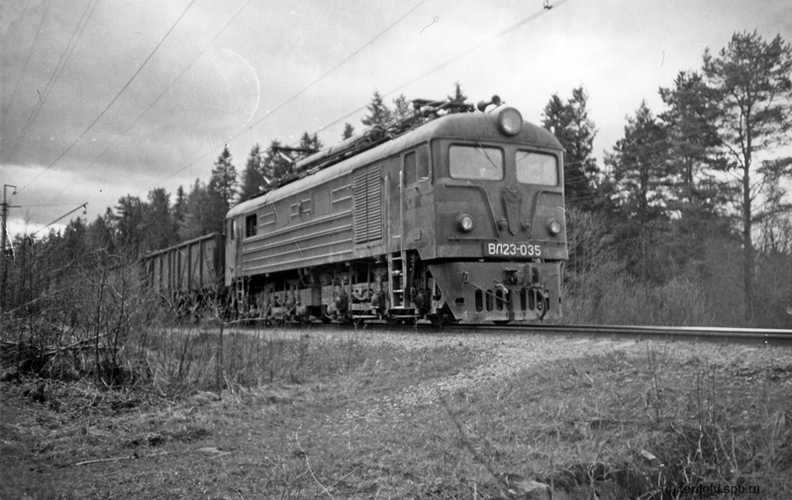 15. Обзор в кривой 128-129 км не улучшился и через год после крушения - 15. Обзор в кривой 128-129 км не улучшился и через год после крушения.
(c) Фото Д. Веревкина, май 1991 г. Myllypelto_1990-02-26-15.jpg