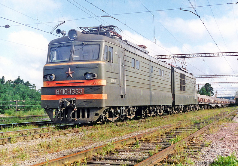 Электровоз ВЛ10-1333 на удлиненном 3-м пути ст. Отрадное, 1996 г.
(с) Фото Д. Веревкина Otradnoe_1996-04.jpg