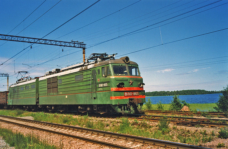 Электровоз ВЛ10-865 на удлиненном 3-м пути ст. Отрадное, 1998 г.
(с) Фото Д. Веревкина Otradnoe_1998-03.jpg