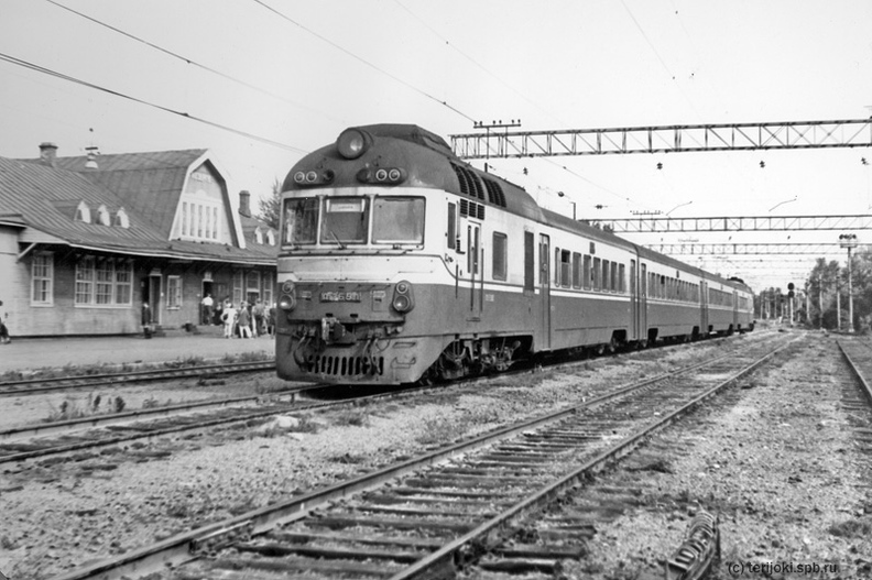 Пригородный дизель-поезд Приозерск-Хийтола. Июль1990 г. - Пригородный дизель-поезд Приозерск-Хийтола. Июль 1990 г.
(с) Фото М. Нагибина Priozersk_1990-15.jpg