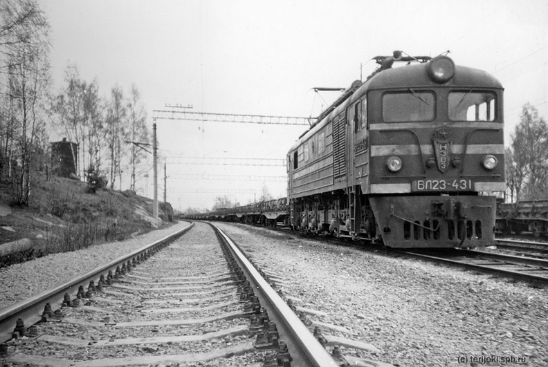 Кривая на главном пути станции огибает скальные обнажения. Май 1991 г. - Кривая на главном пути станции огибает скальные обнажения. Май 1991 г.
(с) Фото Д. Веревкина Priozersk_1991-18.jpg