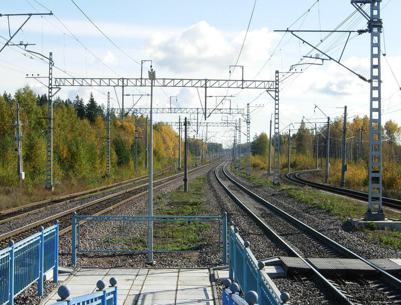 Лазаревка. Вид с пассажирской платформы в сторону Санкт-Петербурга - Лазаревка. Вид с пассажирской платформы в сторону Санкт-Петербурга
(с) Фото Д. Веревкина, октябрь 2011 г. Lazarevka_2011-02.jpg
