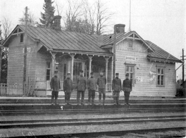 Станция Лейпясуо в 1929 году; снимок сделан в тот день, когда табличка с названием «Эюряпяя» была заменена на табличку с названием «Лейпясуо». Слева направо: линейные сторожа (станционные рабочие) Киуру и Вяйсянен, писарь Тойво Нярвянен, начальник станции - Станция Лейпясуо в 1929 году; снимок сделан в тот день, когда табличка с названием «Эюряпяя» была заменена на табличку с названием «Лейпясуо». Слева направо: линейные сторожа (станционные рабочие) Киуру и Вяйсянен, писарь Тойво Нярвянен, начальник станции Йон Дикофф, писарь Лаури Грёнблад и линейные сторожа Мююря и Скюття.
Сканирование: М. Браудзе Leipasuo_1929.jpg