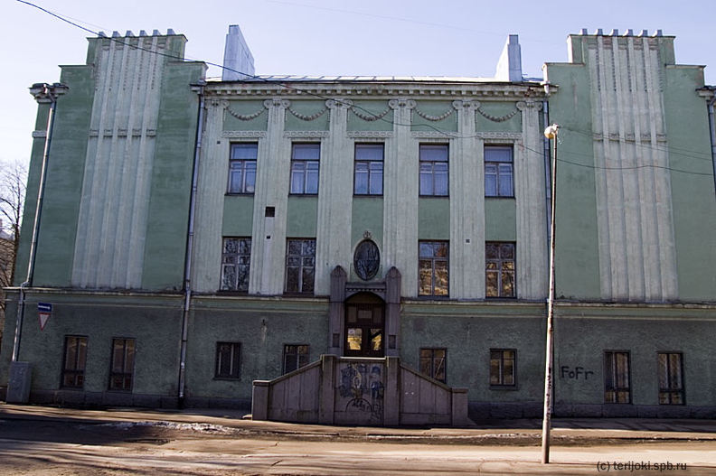 Постройка 1912 г. Архитекторы Аллан Шульман, Георг Фразер. Сейчас школа N 11. - Постройка 1912 г. Архитекторы Аллан Шульман, Георг Фразер.
Сейчас школа N 11.
Пример югендстиля. В 1967 году пристроено современное крыло в модернистском стиле, архитектор Б. И. Соболев. vyborg_070324-09.jpg