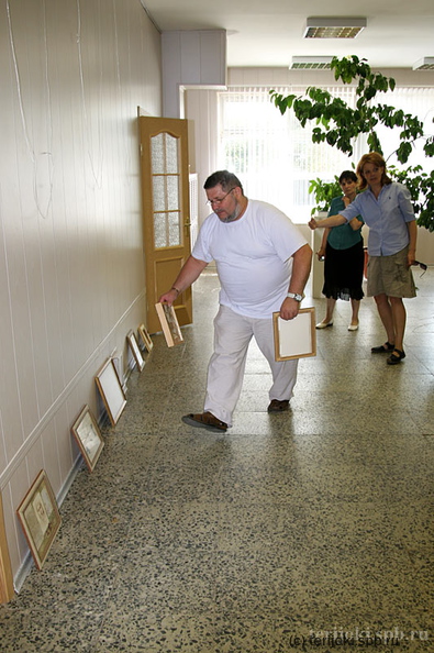 2. А. Визиряко принял активное участие в развеске. - dg06_060726_1-05.jpg dg06_060726_1-05.jpg