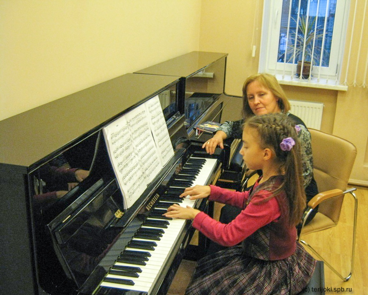 Уроки фортепиано в музыкальной школе. Преподаватели ЦМШ фортепиано. Пианино в музыкальной школе. Музыкальный класс в школе.
