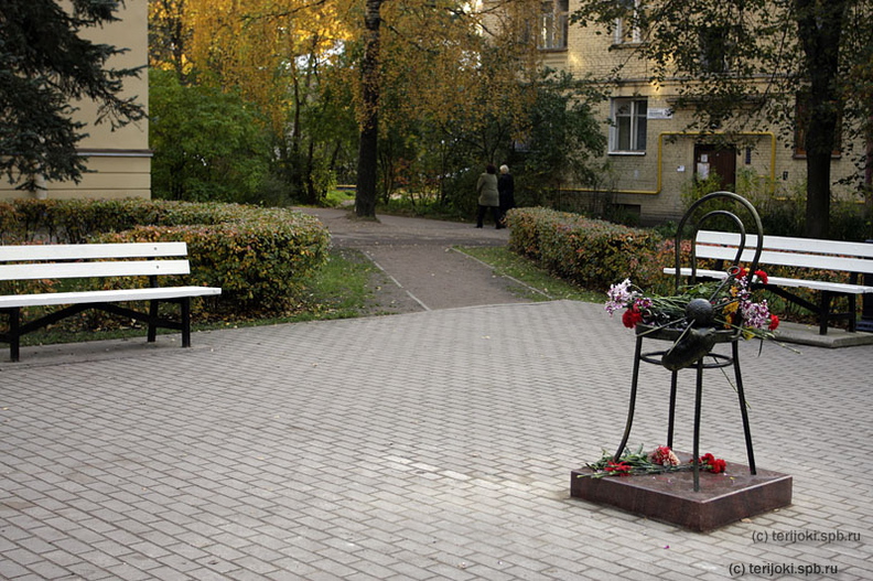 "Бабушкин стульчик". Установлен в 2008 г. в сквере между домами 26 и 28 по пр. Ленина. - "Бабушкин стульчик". Установлен в 2008 г. в сквере между домами 26 и 28 по пр. Ленина. stul-01.jpg