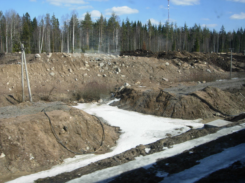 Перегон Каменногорск-Боровинка, в пределах 43-44 км. Старая однопутка демонтирована, поезда идут по новой насыпи.
Фото: Д. Верёвкин, 06.04.2015 г. dv_Kamennogorsk2_2015-01.jpg