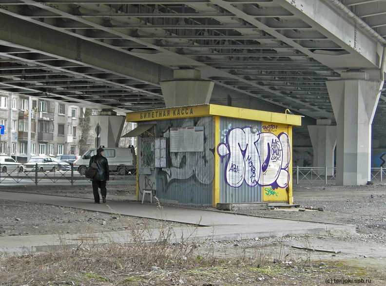 Станция Новая Деревня. Билетная касса.
Фото: Д. Верёвкин, 09.04.2015 г. dv_NovDerevnia_2015-01.jpg