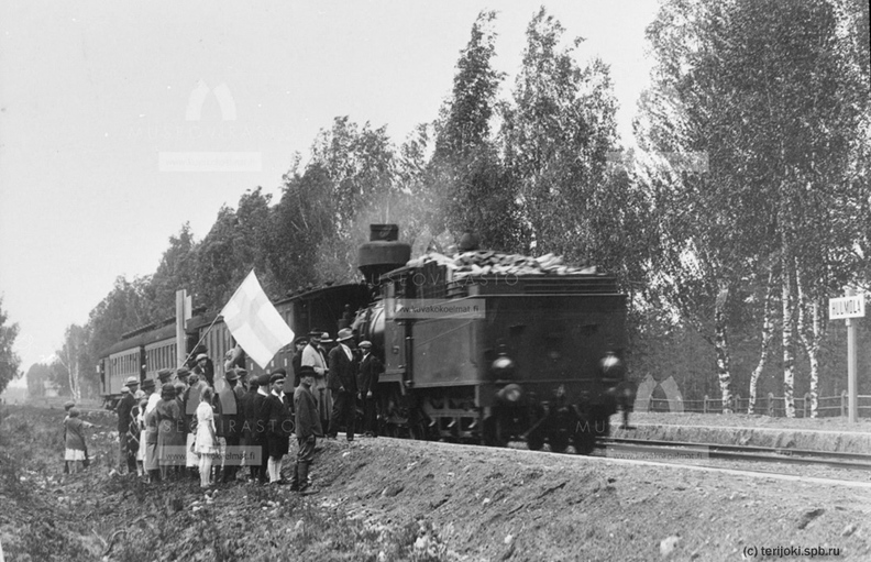 Остановочный пункт Хуумола. Торжественная встреча первого поезда. Фото неизв. автора, 1920-е – нач. 1930-х (?) г.г. из собрания Музея фотографии г. Хельсинки Huumola_192x-12.jpg