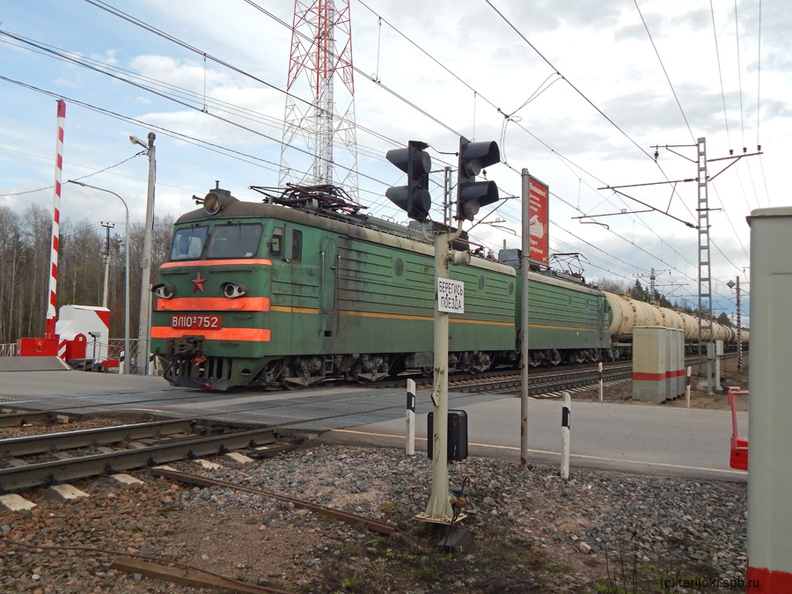 Остановочный пункт Лебедевка. Грузовой поезд с электровозом ВЛ10У-752 проследует автодорожный переезд
Фото: Шефер В.Д., 25.04.2015 г. vsh_Lebedevka_2015-09.jpg