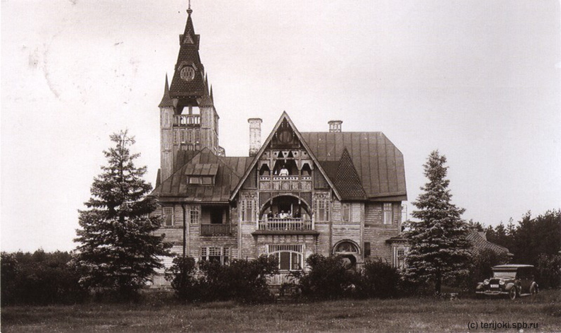 Ваммельсуу, 1930-е годы.
Дача А. А. Рейнбота была построена в 1910 г. по проекту архитектора П. П. Бука.
(c) Фото из альбома На поезде из Санкт-Петербурга в Кивенаппа . vammelsuu_jpk-22.jpg