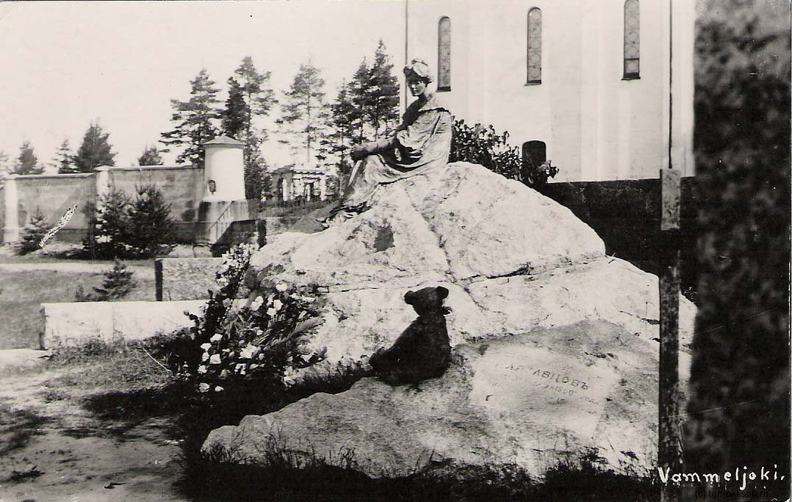 Мариоки. Вамельйоки. Могила Крестовской. Фотограф Портти, Терийоки, около 1930 года.
Из коллекции О. Владимирского osv_terijoki_marioki_1930.jpg