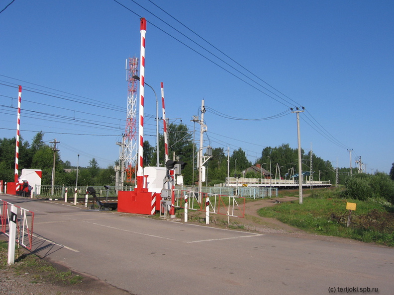 Автодорожный переезд в районе остановочного пункта Кравцово. Широкое земляное полотно справа от пассажирской платформы осталось как память о былом путевом развитии довоенной станции Ховинмаа.
Фото: Шефер В.Д., 18.07.2015 г. vds_Kravtsovo_2015-10.jpg