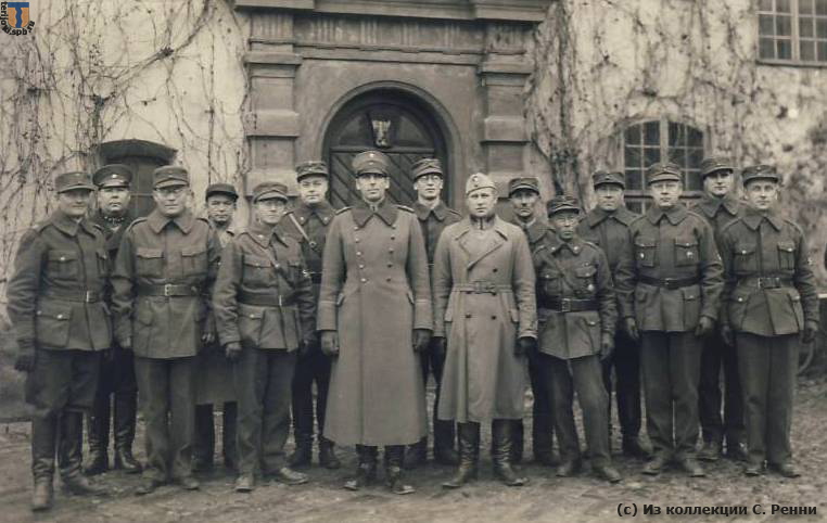 Выборг, 1936 г. Офицеры и курсанты у Круглой башни
(c) Из коллекции С. Ренни sr_Vyborg_1936-01.jpg