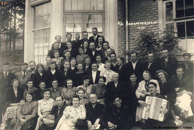 Группа отдыхающих у д\о Авиапромышленности, 1955 г. - бывшей дачи доктора Цвета (фон Постельс, 1910), сгоревшей 22.10.2009 г.
(с) Из коллекции С. Ренни sr_Sestroretsk_1955-01.jpg