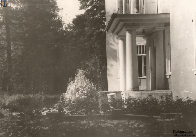 Дача Морица с фонтаном 1940-е - 1950-е гг.
Фотографию предоставила Наталия Антоновна Жихарева Ушково Пляжевая 10 лит Ж Лечебн. корп. сан Жемчужина.jpg