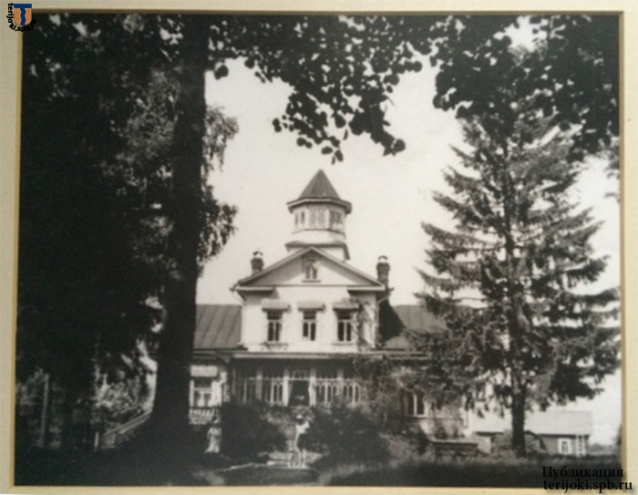 Ханнеле Йяямери (Jäämeri) прислала для сайта фотографию дачи, где жили её дедушка и бабушка Ульрик Вальдемар Йярнстрём/Йяямери (Järnström/ Jäämeri) (1877 – 1938) и Верна Айно Элизабет Берьгрут (1879 - ?). Фотография была найдена в бабушкиной сумочке, она очень маленькая
Фото из архива Ханнеле Йяямери (Jäämeri) Jaameri_193x-01.jpg
