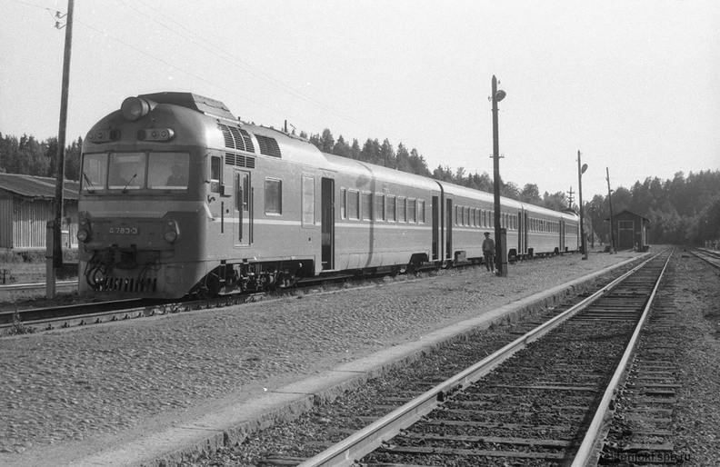 Станция Хийтола, нач. 1990-х г.г. Дизель-поезд Д1-783 у платформы №2. Фото: Погодин С.Л. SP_Hiitola-199x_3.jpg