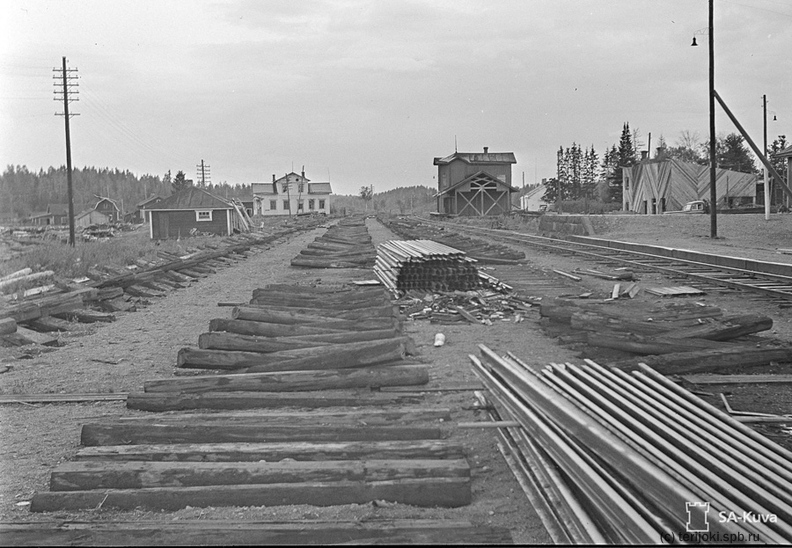 Общий вид территории станции Ояярви 09 августа 1941 года. Все станционные пути, за исключением главного, разрушены. Справа от ж. д. путей хорошо заметно здание водокачки (к настоящему времени утраченное). Аналогичное здание существовало до недавнего времени на станции Куокканиэми. Источник: фотоархив Сил Обороны Финляндии. Ratapihaa Ojajärven asemalla_1941_08_09.jpg