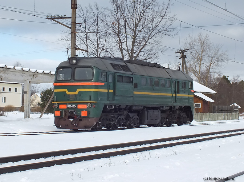 Тепловоз М62-1634 в ожидании прохода встречного пассажирского поезда на станции Отрадное Приозерского направления. Фото: А. Шомин, 29 февраля 2016 г. scomas20160229_Otradnoe_M62-1634.JPG