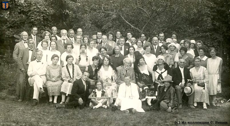 Репин с дочерью принимают гостей. Пенаты. Около 1926. Фото Н. Симановский.
(с) Из коллекции С. Ренни sr_Penates_1926-01.jpg
