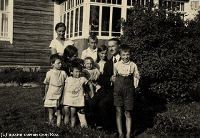 Семья Кохов у своего дома в Терийоках, 1930-е гг.
(с) Фото: Семейный альбом фон Кохов. Koch_Terijoki_193x-04.jpg