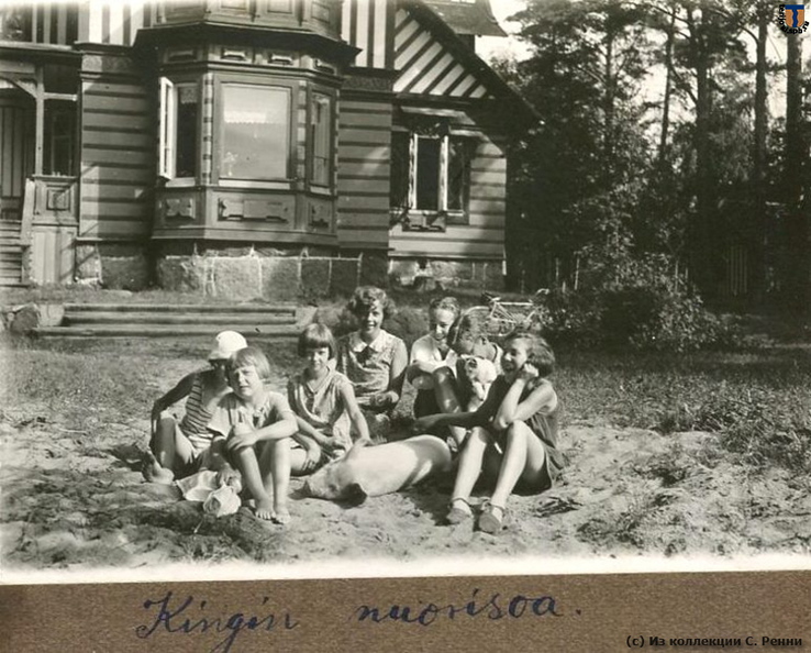 Терийоки. У дачи Кинга. Из фотоальбома неизвестной финской семьи, 1930-е гг.
По аннотациям других фотографий известно, что животных (кошку и поросенка) звали Манта и Пёрё.
(с) Из коллекции С. Ренни sr_Terijoki_King_193x-03.jpg
