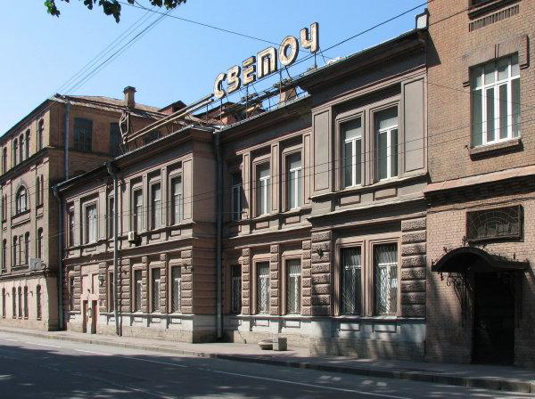 Картонажно-переплётная фабрика товарищества Отто Кирхнер и
Особняк О. Ф. Кирхнера (средняяя часть, 1895 г. - арх. А. И. Шамбахер), Большая Пушкарская ул., 10.
Информация и фотография с сайта www.citywalls.ru citywalls_Svetoch.jpg
