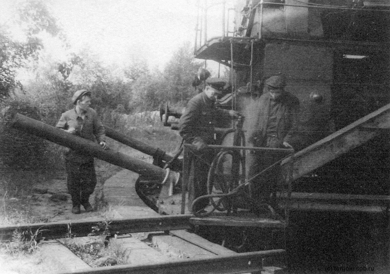 Разворот паровоза на поворотном кругу станции Зеленогорск. 1949 г. Фото из коллекции Алексея Шомина. scomas_Zelenogorsk_1949_3.JPG