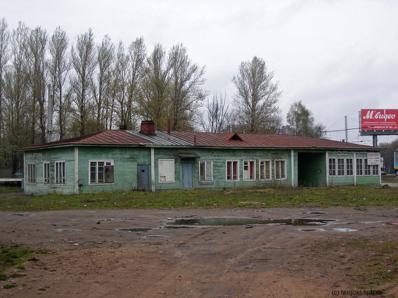 Вокзальное здание станции Новая Деревня. Фото: Д. Ильин, 09.05.2007 г. di_NovDerevnia_2007-03.JPG